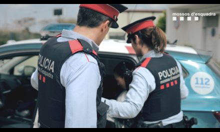 Mossos d’Esquadra arestează doi hoți în Barcelona într-un dispozitiv de prevenire pentru spargeri în unități comerciale și contracarează un jaf într-un magazin de îmbrăcăminte