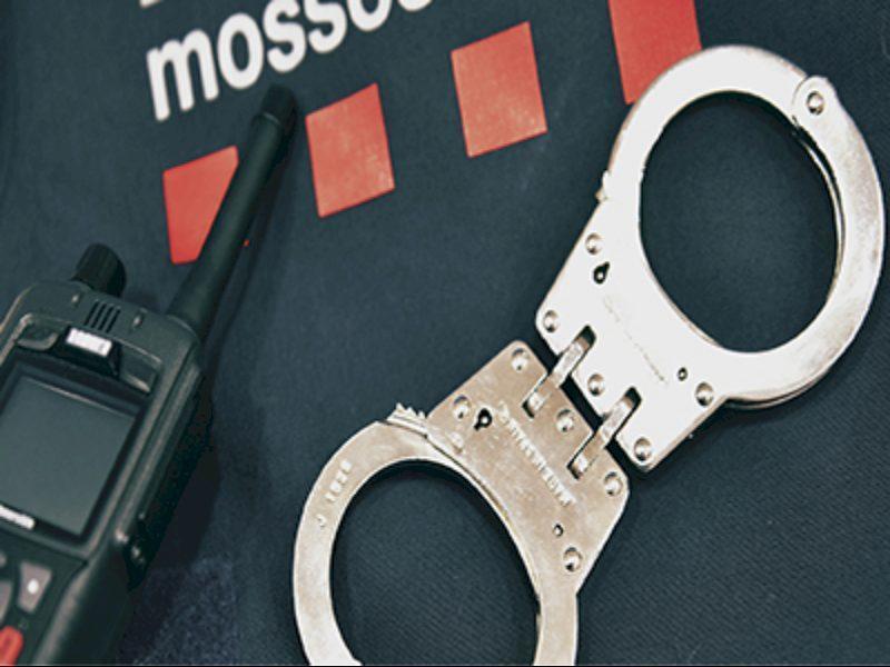 Mossos d’Esquadra arestează cinci bărbați după ce au încercat să jefuiască violent o companie de criptomonede din Barcelona