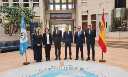 ​Grande-Marlaska se întâlnește la Lyon cu șefii Interpolului și reafirmă angajamentul Spaniei față de organizație