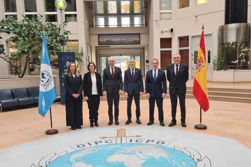​Grande-Marlaska se întâlnește la Lyon cu șefii Interpolului și reafirmă angajamentul Spaniei față de organizație