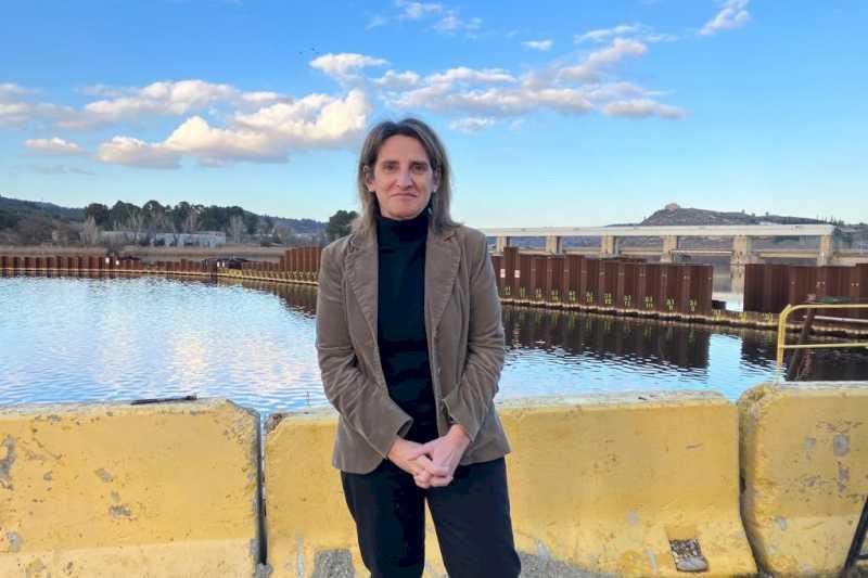 Teresa Ribera vizitează lacul de acumulare Flix după ce a încheiat lucrările de decontaminare din zonă