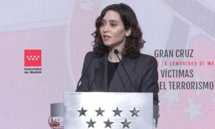 Díaz Ayuso acordă Marea Cruce victimelor terorismului de la Madrid: „În momentul de față, odată cu deformarea istoriei, sunt un zid împotriva meschinării”