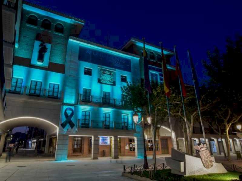 Torrejón – Torrejón de Ardoz se alătură Zilei Mondiale a Bolilor Rare, luminând fațada Primăriei în albastru-verde