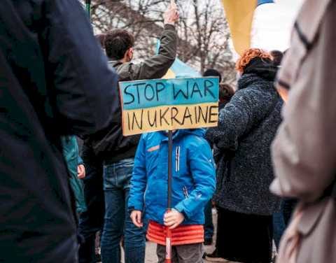 Ucraina vânează ucigașii ruși de soldați fumători neînarmați