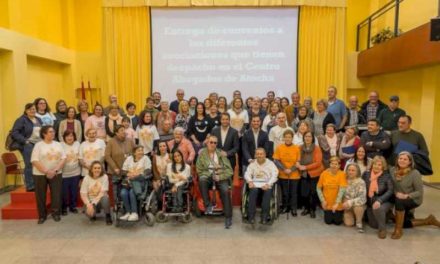 Torrejón – Primarul, Ignacio Vázquez, livrează acordurile de colaborare celor 25 de entități care au un spațiu donat gratuit…