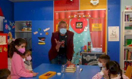 Magic vizitează copiii internați în Unitatea de Pediatrie a Spitalului Fundación Alcorcón