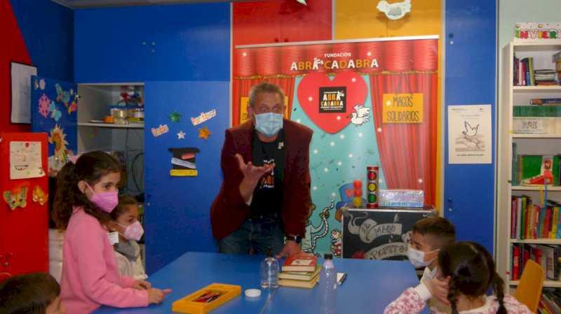 Magic vizitează copiii internați în Unitatea de Pediatrie a Spitalului Fundación Alcorcón