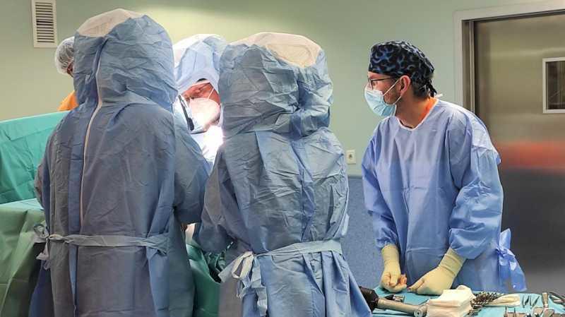 Spitalul Public al Crucii Roșii din Comunitatea Madrid îmbunătățește rezultatele intervențiilor la umăr cu o proteză de pionierat în Spania
