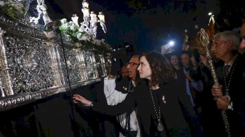 Díaz Ayuso participă la procesiunea Sfintei Înmormântări din Parla