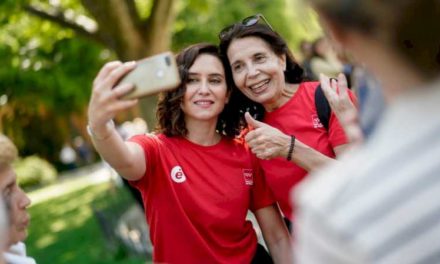 Díaz Ayuso vizitează în El Retiro unul dintre punctele comunității Madrid cu sesiuni gratuite de exerciții fizice pentru adulți în parcuri