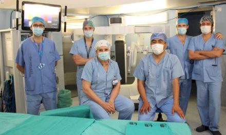 Chirurgii pediatri de la Spitalul Clinic San Carlos scot o parte din plămânul unui adolescent cu operație robotică