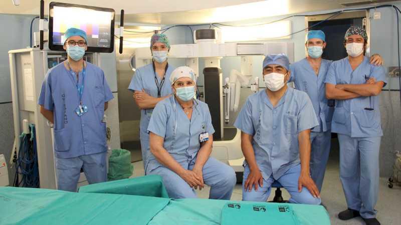 Chirurgii pediatri de la Spitalul Clinic San Carlos scot o parte din plămânul unui adolescent cu operație robotică