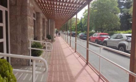 Spitalul Guadarrama instalează o pergolă pentru efectuarea exercițiilor de reabilitare în aer liber