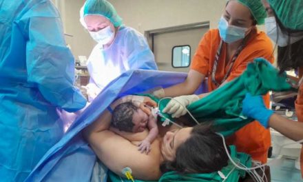 Spitalul del Henares încorporează contactul „piele la piele” în nașterile prin cezariană