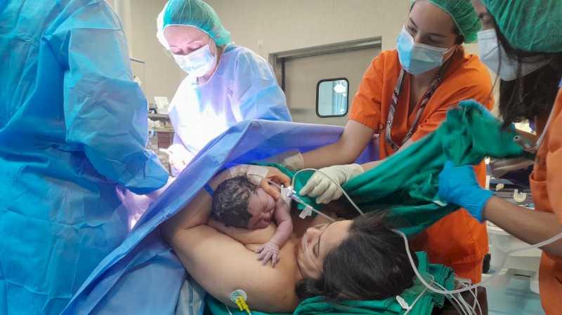 Spitalul del Henares încorporează contactul „piele la piele” în nașterile prin cezariană