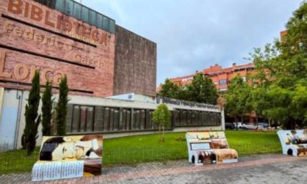 Torrejón – 3 bănci în formă de carte instalate lângă Biblioteca Centrală Federico García Lorca pentru a promova dragostea pentru lectură