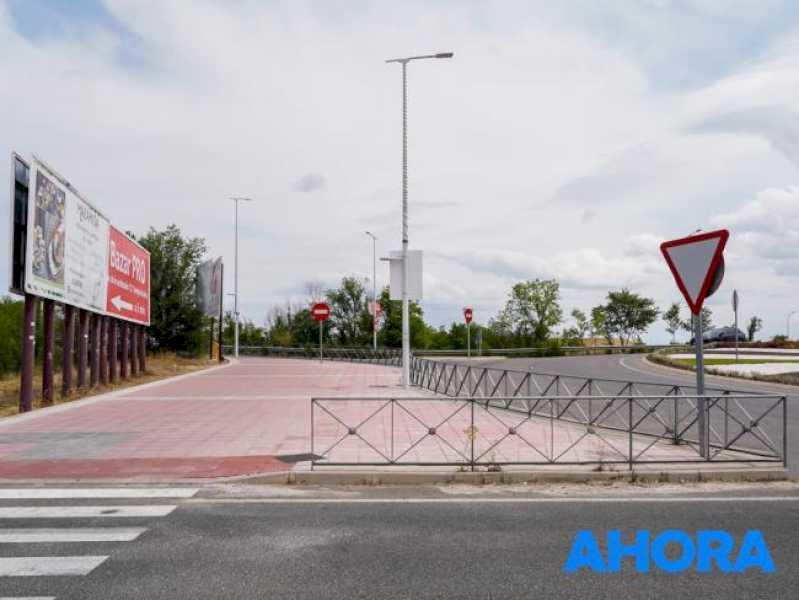 Torrejón – Am extins și îmbunătățit secțiunea de trotuar de lângă sensul giratoriu al avionului pe care mulți Torrejonero îl folosesc pentru a accesa Centrul Comercial…