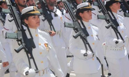 Regii prezidează parada de Ziua Forțelor Armate din Granada