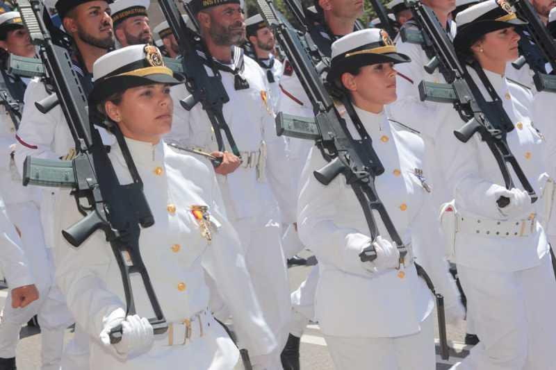 Regii prezidează parada de Ziua Forțelor Armate din Granada