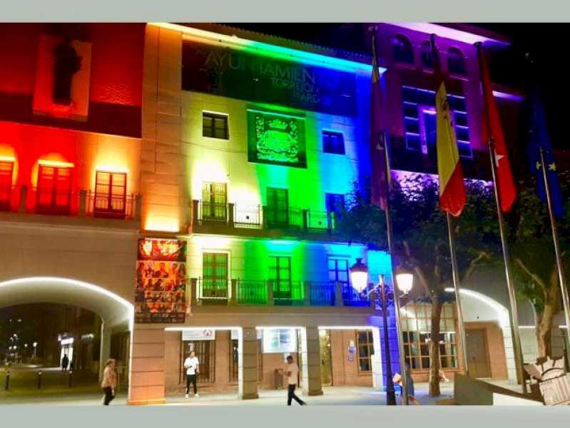 Torrejón – Primăria din Torrejón de Ardoz proiectează culorile curcubeului pe fațada Primăriei ca dovadă de sprijin și în apărare…