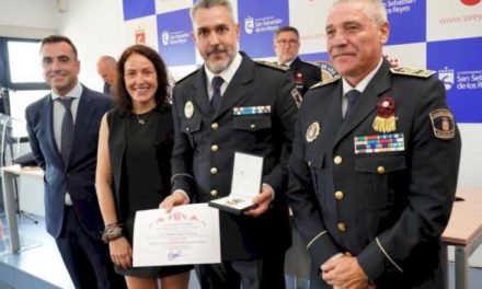 Torrejón – Comisarul principal al Poliției Locale din Torrejón de Ardoz, Luis Antonio Moreno, primește medalia pentru Meritul Profesional în…
