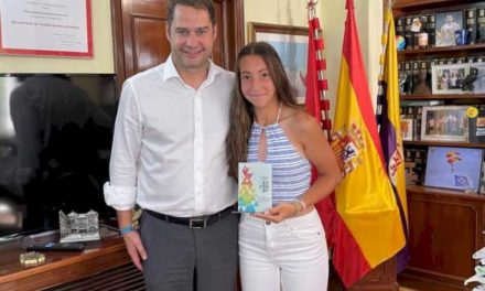 Torrejón – Primarul, Ignacio Vázquez, o primește pe jucătoarea de tenis din Torrejon, Carlota Luján, o mare promisiune în acest sport, în semn de recunoaștere a…