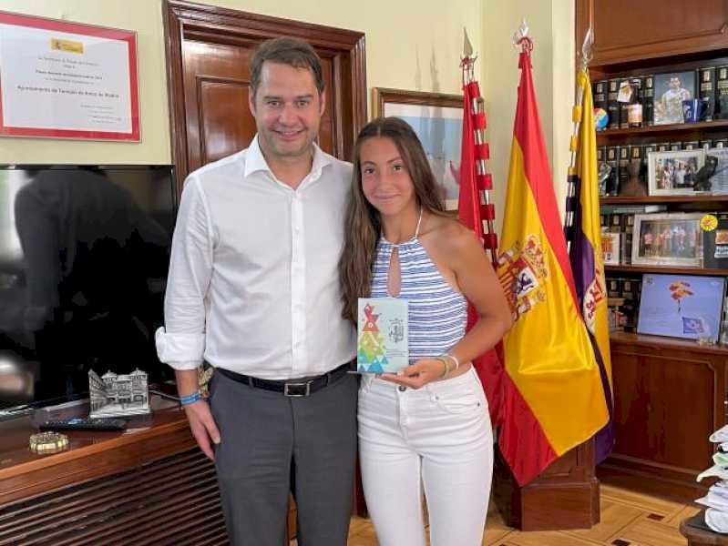 Torrejón – Primarul, Ignacio Vázquez, o primește pe jucătoarea de tenis din Torrejon, Carlota Luján, o mare promisiune în acest sport, în semn de recunoaștere a…