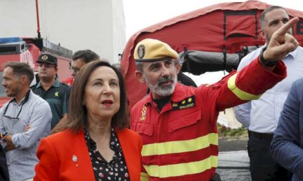 Robles vizitează zonele afectate de incendiul forestier din La Palma, la a căror stingere participă UME