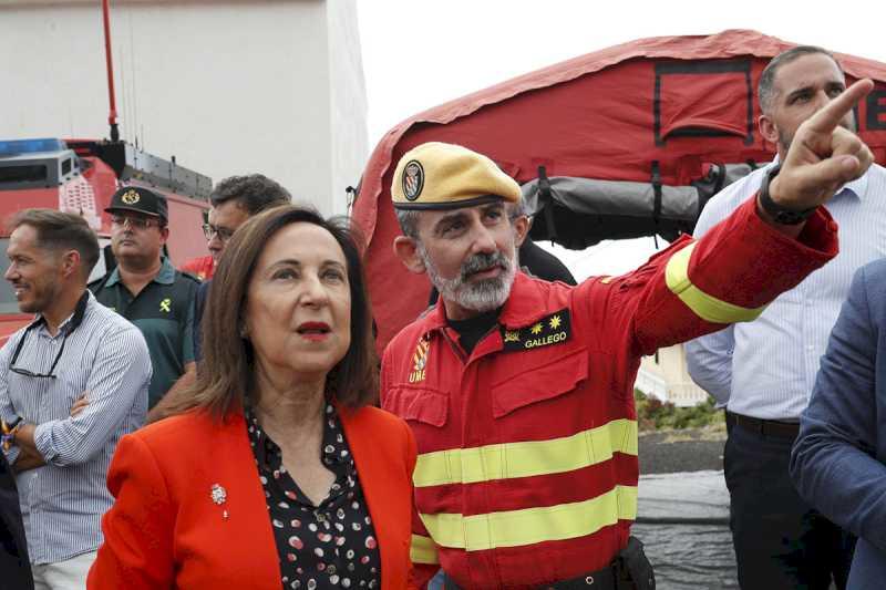 Robles vizitează zonele afectate de incendiul forestier din La Palma, la a căror stingere participă UME