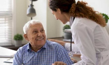 La Comunidad de Madrid evalúa la salud de los mayores para frenar su deterioro funcional y establecer cuidados personalizados