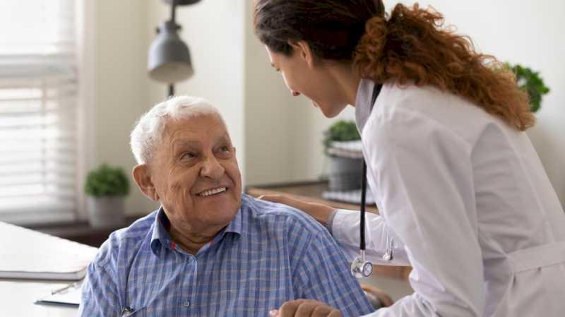 La Comunidad de Madrid evalúa la salud de los mayores para frenar su deterioro funcional y establecer cuidados personalizados