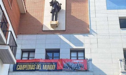 Torrejón – Consiliul Local Torrejón de Ardoz instalează pe fațada sa o pânză de felicitare dedicată jucătorilor echipei Spaniei…