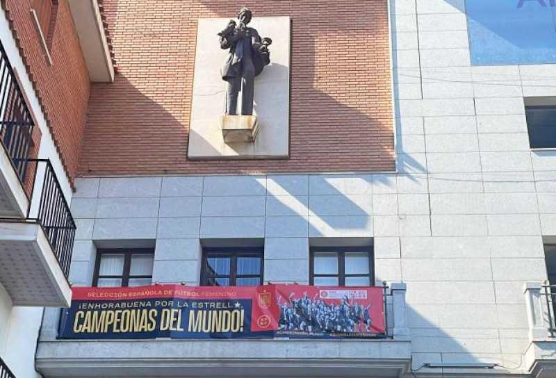 Torrejón – Consiliul Local Torrejón de Ardoz instalează pe fațada sa o pânză de felicitare dedicată jucătorilor echipei Spaniei…
