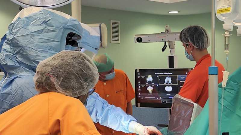 Spitalul Universitar din Fuenlabrada realizează peste 70 de implanturi de proteză de genunchi cu un sistem inovator de chirurgie robotizată
