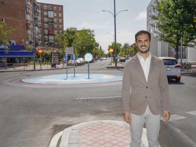 Torrejón – Primarul, Alejandro Navarro Prieto, vizitează cele 4 noi sensuri giratorii construite în oraș pentru a îmbunătăți mobilitatea și siguranța…