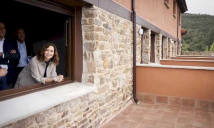 Díaz Ayuso livrează noi locuințe publice construite de Comunitatea Madrid în Berzosa de Lozoya și Robregordo