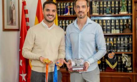 Torrejón – Primarul din Torrejón de Ardoz, Alejandro Navarro Prieto, îl primește pe Kenio Gonzalo, membru al echipei tehnice a echipei naționale…