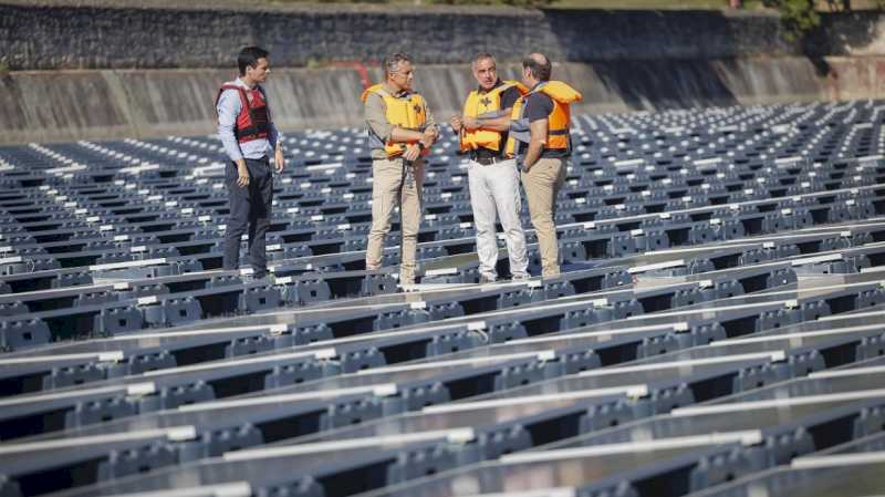 Comunitatea Madrid lansează prima instalație fotovoltaică plutitoare pentru a produce energie curată și regenerabilă
