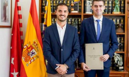 Torrejón – Primarul, Alejandro Navarro Prieto, îl primește pe Torrejonero, Roberto Gutiérrez, finalist la Premiile Tinerilor Jurişti