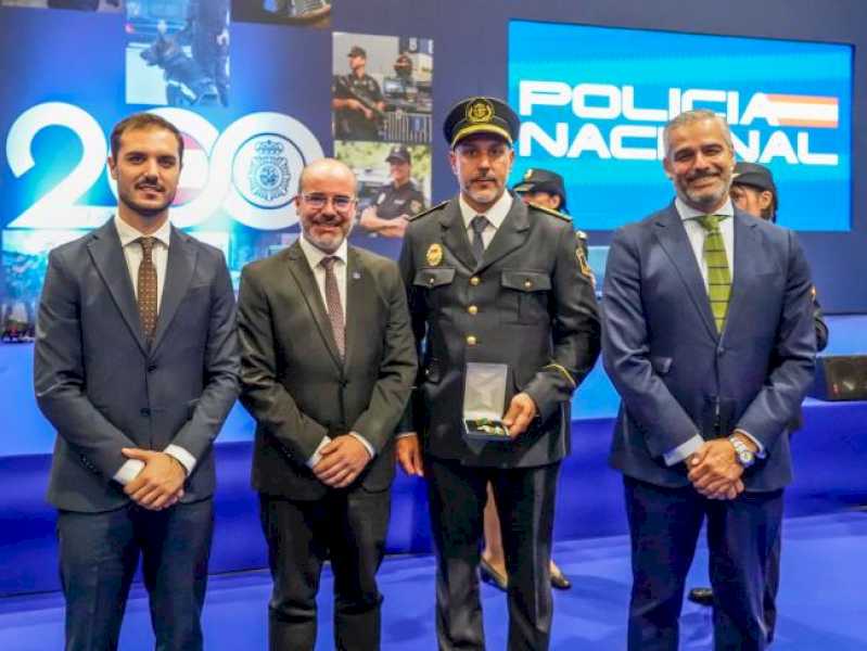 Torrejón – Comisarul principal al Poliției Locale din Torrejón de Ardoz, Luis Antonio Moreno, primește medalia pentru Meritul Poliției, acordată…