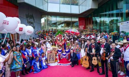 Comunitatea Madrid revendică amestecul cultural în Cavalcada Hispanidad din 2023, care a reunit peste 600 de artiști