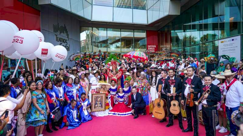 Comunitatea Madrid revendică amestecul cultural în Cavalcada Hispanidad din 2023, care a reunit peste 600 de artiști