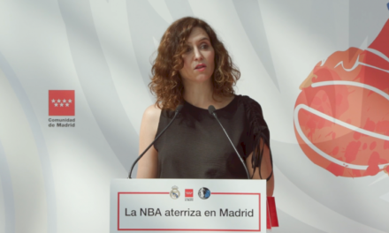 Díaz Ayuso îi prezintă lui Luka Dončić o recunoaștere din partea Comunității: „Va fi pentru totdeauna un alt madrilen și în NBA un ambasador al limbii noastre”