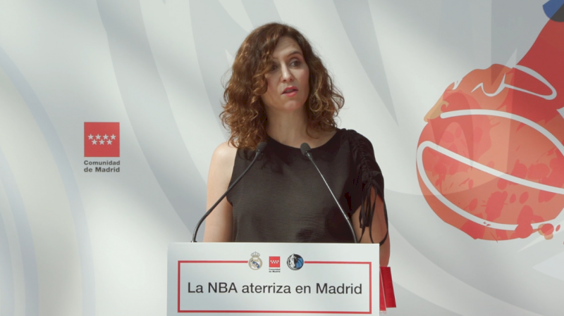 Díaz Ayuso îi prezintă lui Luka Dončić o recunoaștere din partea Comunității: „Va fi pentru totdeauna un alt madrilen și în NBA un ambasador al limbii noastre”