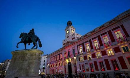 Comunitatea luminează Poșta Regală cu steagul Spaniei de Sărbătoarea Națională și afișează cele 22 de steaguri ale țărilor vorbitoare de spaniolă