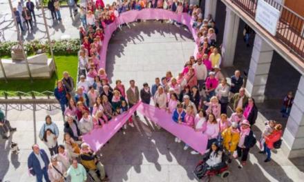 Torrejón – Torrejón de Ardoz s-a alăturat comemorarii Zilei Mondiale a Cancerului de Sân cu o panglică umană mare de culoare roz în Plaza M…