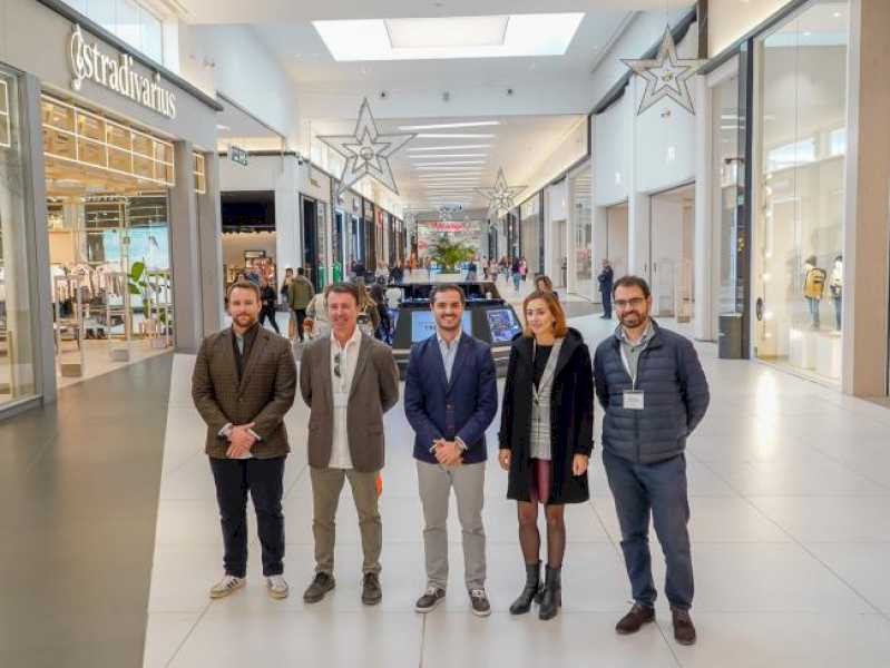 Torrejón – Primarul, Alejandro Navarro Prieto, vizitează centrul comercial Parque Corredor pentru a afla despre progresul reformei zonei…
