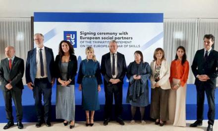 Yolanda Díaz semnează Declarația de la Barcelona, ​​prima convenită cu agenții sociali europeni și Comisia Europeană din 2016