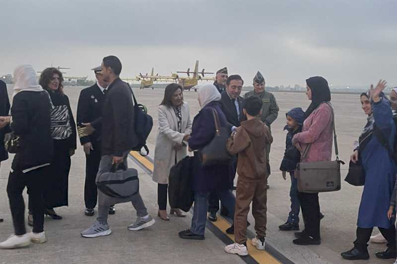 Un total de 139 de hispano-palestinieni și familiile lor evacuate din Gaza sosesc la Madrid la bordul unui A330 al Armatei Aeriene și Spațiale.