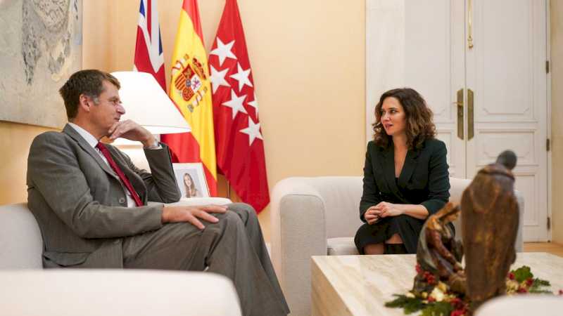 Díaz Ayuso se întâlnește cu ambasadorul Regatului Unit în Spania pentru a consolida relațiile politice și comerciale